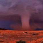Neve e tornado em pleno deserto da Arábia Saudita