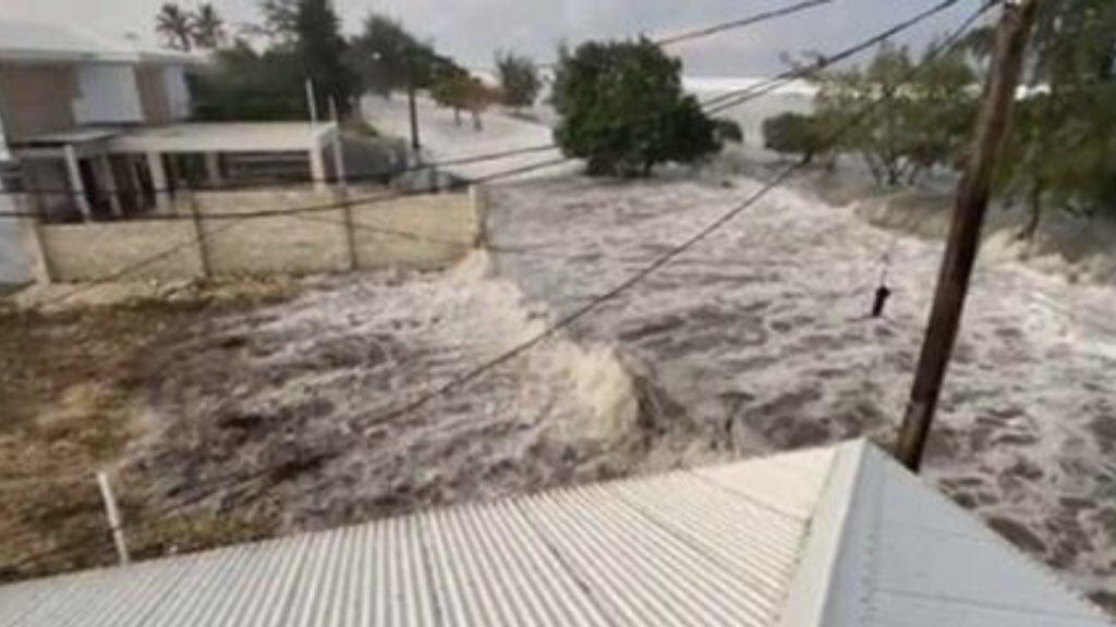 Tsunami atinge Japão, Havaí e Califórnia após erupção em Tonga