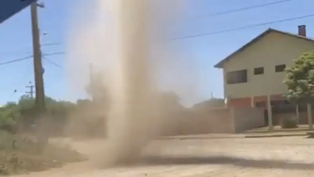 Calorão e tempo muito seco formam dust devil na fronteira gaúcha