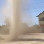 Calorão e tempo muito seco formam dust devil na fronteira gaúcha