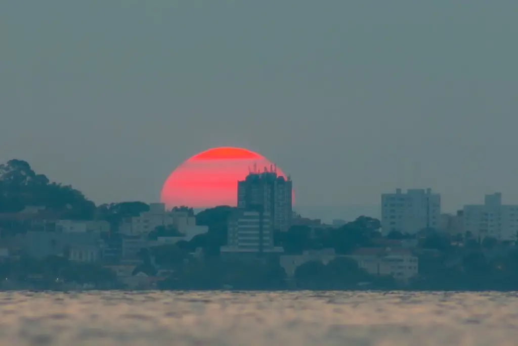 Alerta de calor excessivo e raramente visto com recordes históricos