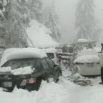 Dezenas de turistas morrem presos em estrada ao tentar ver rara nevasca