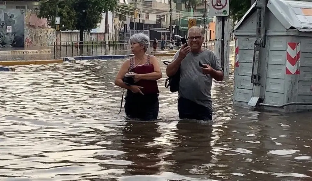 Parte de Porto Alegre tem meio mês de chuva em apenas uma hora