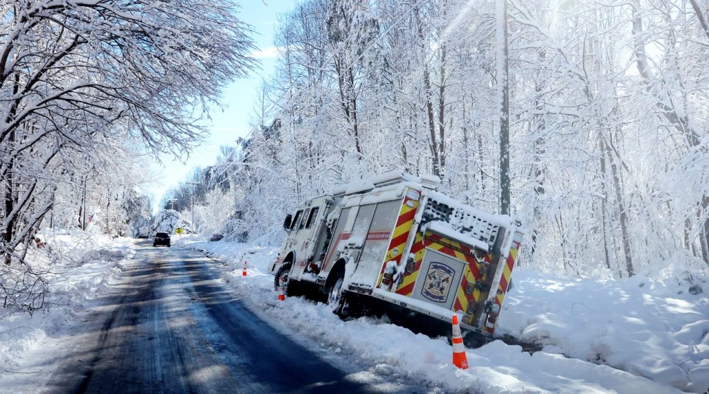 Motoristas passam quase um dia inteiro presos na neve em estrada nos EUA