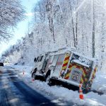 Motoristas passam quase um dia inteiro presos na neve em estrada nos EUA
