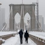 Primeira grande nevada do ano branqueia Nova York