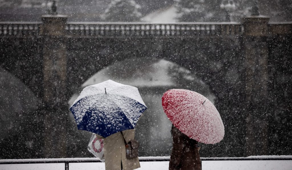 Capital do Japão registra a maior precipitação de neve em anos