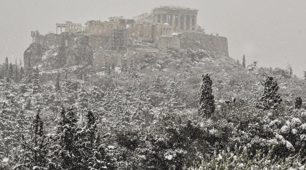 Espetacular nevada cobre de branco Atenas e Istambul