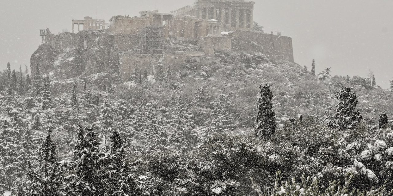 <span class="entry-title-primary">Espetacular nevada cobre de branco Atenas e Istambul</span> <h2 class="entry-subtitle">Capital grega está paralisada pela maior nevasca desde 1968 enquanto na maior cidade da Turquia a neve afeta o transporte aéreo </h2>