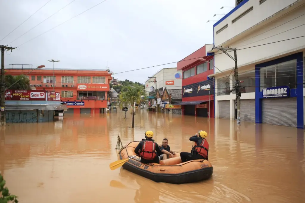 Chuva deixa mortos, causa destruição e seguirá intensa em São Paulo