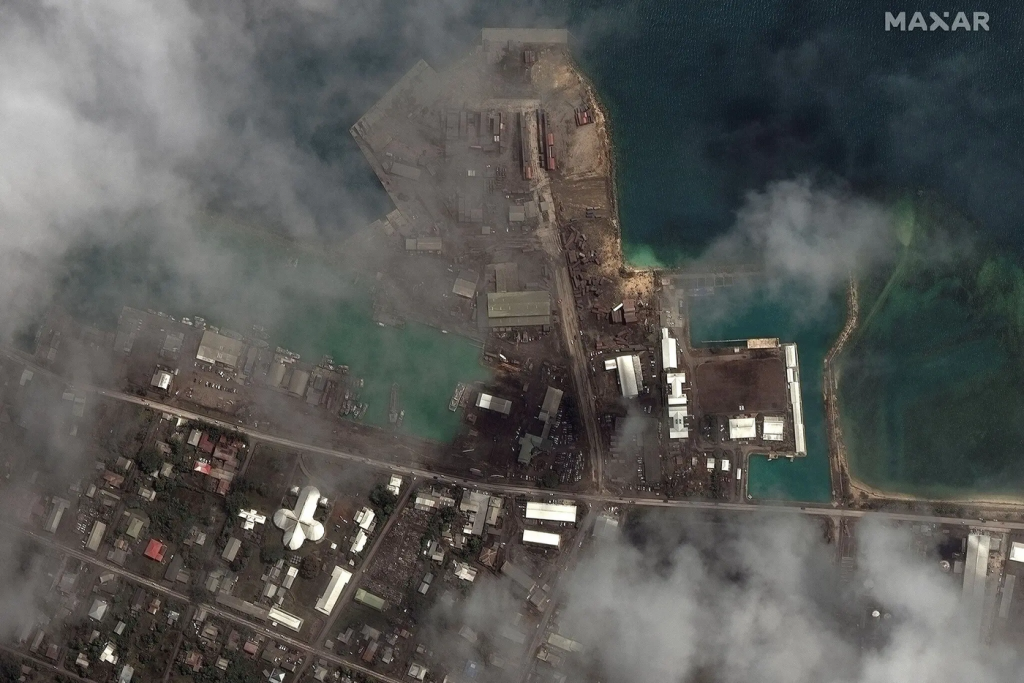 Imagens de satélite mostram Tonga após erupção e tsunami de 15 metros