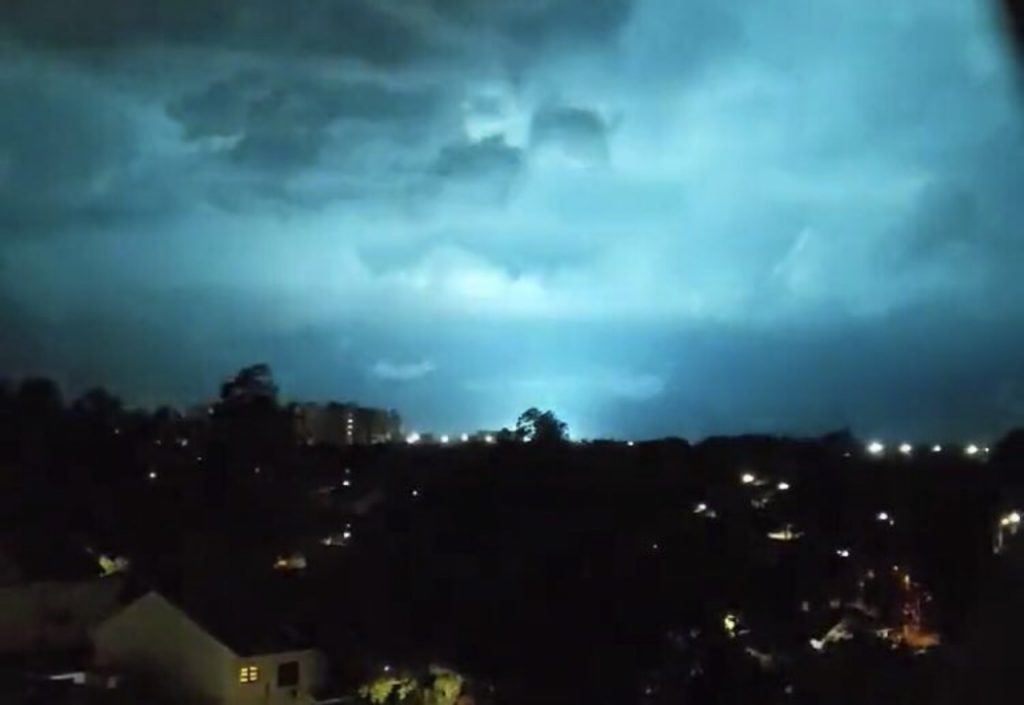 Vendavais no interior e clarões elétricos no céu de Porto Alegre