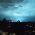 Vendavais no interior e clarões elétricos no céu de Porto Alegre