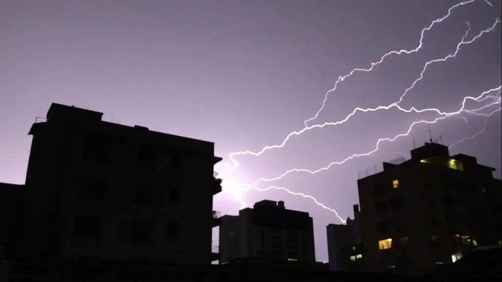Raio causou incêndio que iluminou o céu da Grande Porto Alegre