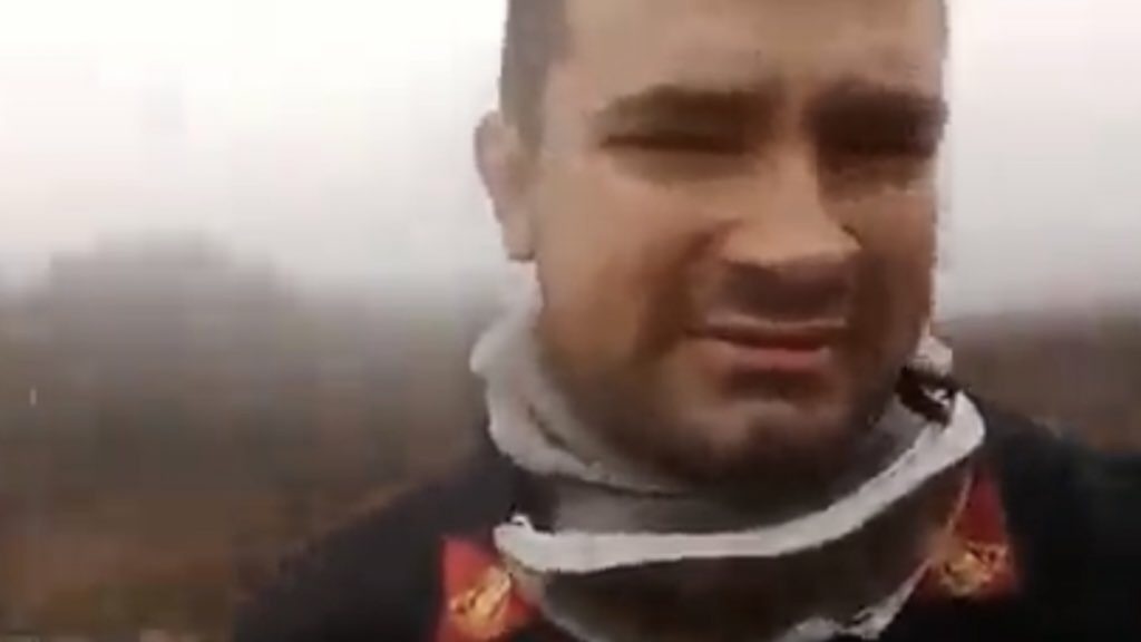 Bombeiro vai às lágrimas com chuva na área dos incêndios na Argentina