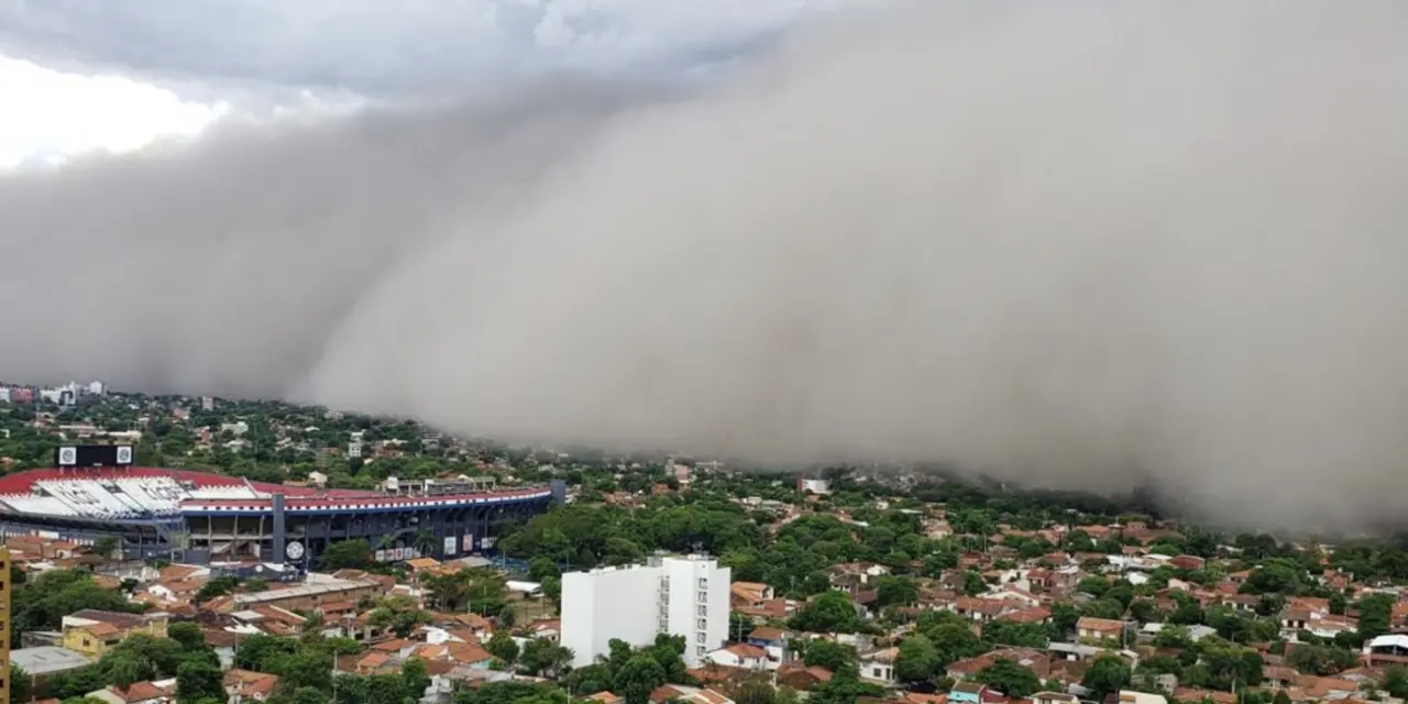 <span class="entry-title-primary">Enorme tempestade de areia e fumaça na Argentina e Paraguai</span> <h2 class="entry-subtitle">Parede de fumaça avançou sobre a capital Assunção e encobriu o estádio Defensores do Chaco com cancelamento de partida </h2>