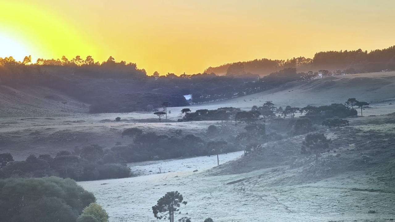 <span class="entry-title-primary">Amanhecer com frio de inverno tem formação de geada em parte do Sul do país</span> <h2 class="entry-subtitle">Pontos de maior altitude nos três estados da região tiveram mínimas abaixo de 10ºC na temperatura que volta a subir ao longo do dia com a presença do sol</h2>