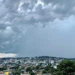 Centro de baixa pressão traz vento e queda nas temperaturas