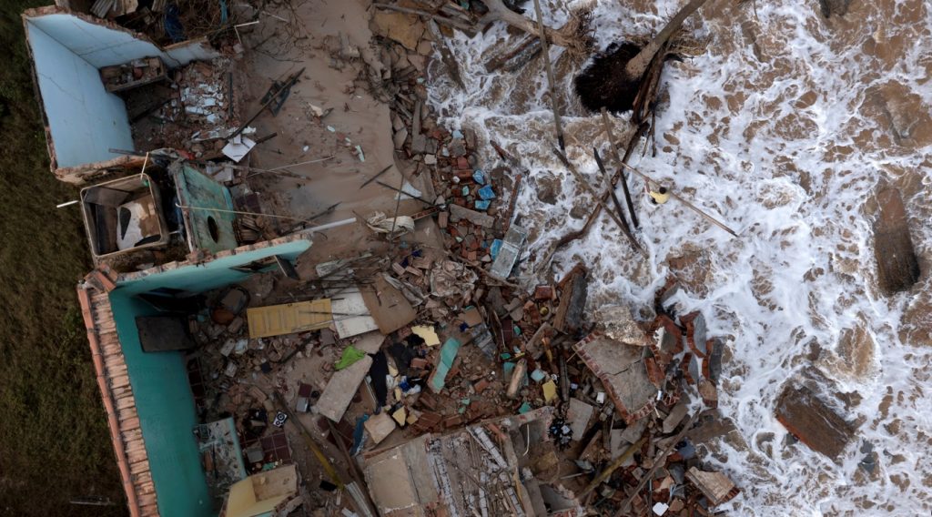 A praia brasileira que some a cada dia com o avanço do mar