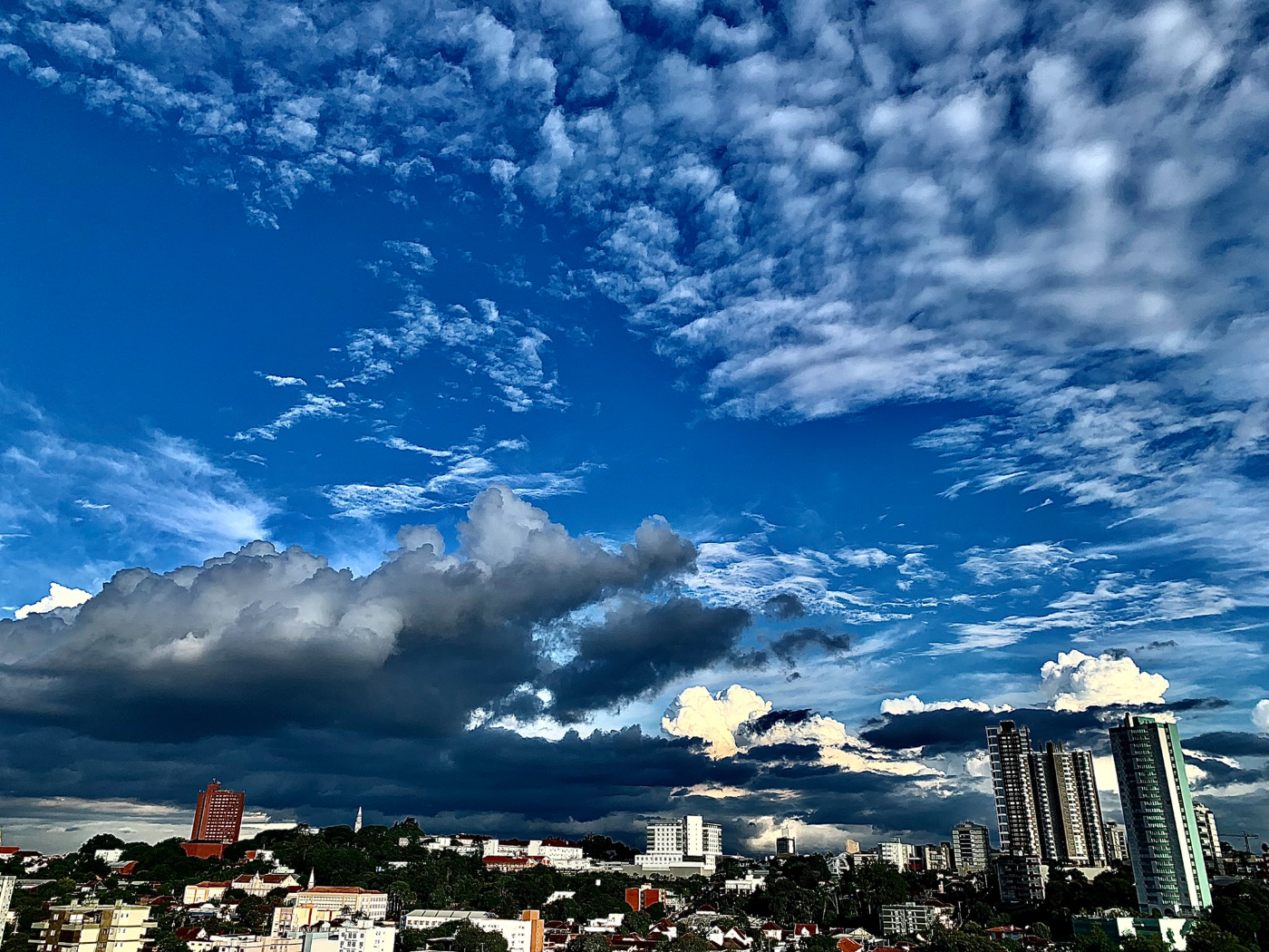 Imagem do fim de tarde na sexta-feira em Novo Hamburgo com nuvens carregadas, mas sem chuva