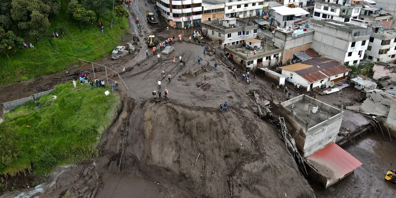 <span class="entry-title-primary">Maior chuva em décadas causa deslizamentos e mortes em Quito</span> <h2 class="entry-subtitle">Um deslizamento de terra atingiu uma quadra de esportes quando equatorianos jogavam e acompanhavam partida de vôlei</h2>