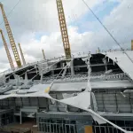 Vento arranca cobertura de arena e balança estádio na Inglaterra