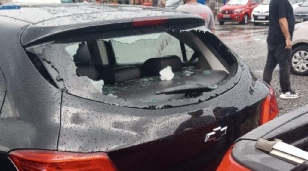 Granizo grande destrói vidros de carros em cidade catarinense