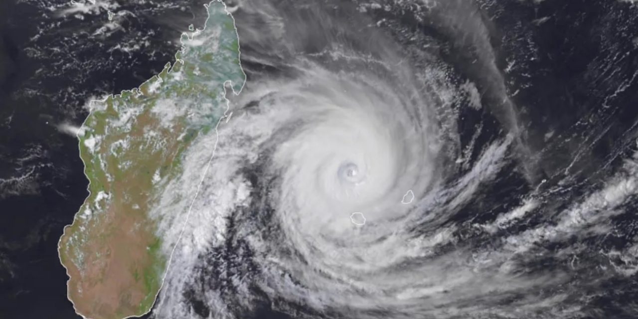 <span class="entry-title-primary">Madagascar se prepara para um desastre com o ciclone Batsirai</span> <h2 class="entry-subtitle">Batsirai é hoje um ciclone categoria 4 e deve atingir a nação insular com chuva extremo e vento destrutivo no sábado </h2>