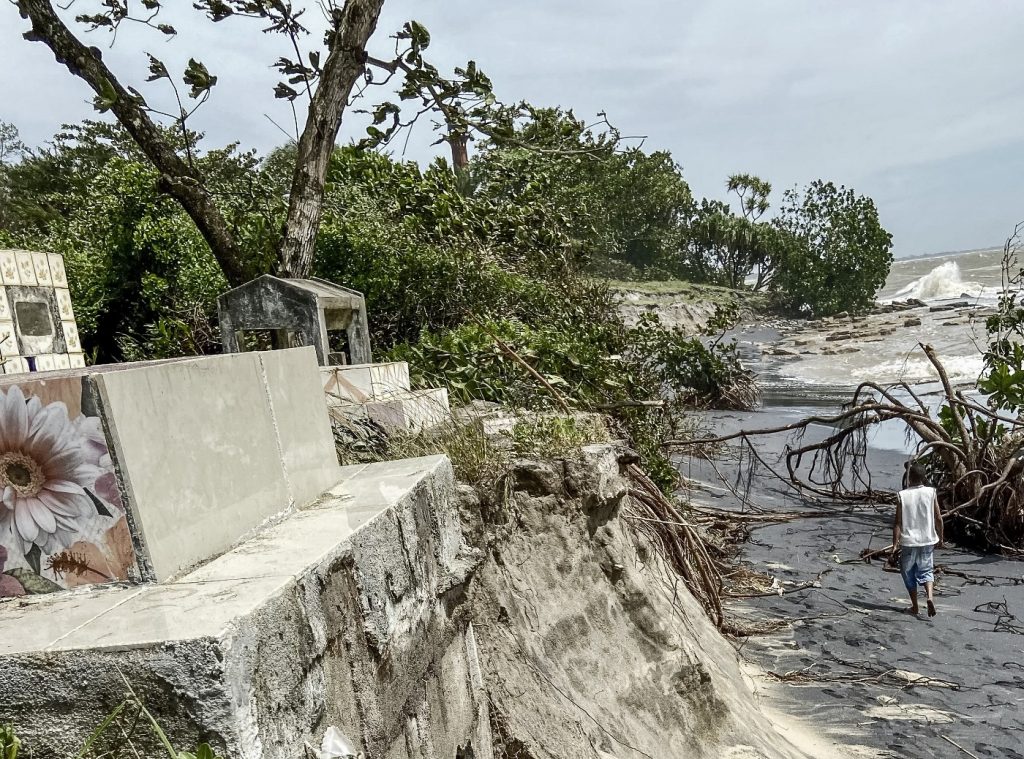 Rajadas de 235 km/h do ciclone Batsirai causam mais destruição em Madagascar