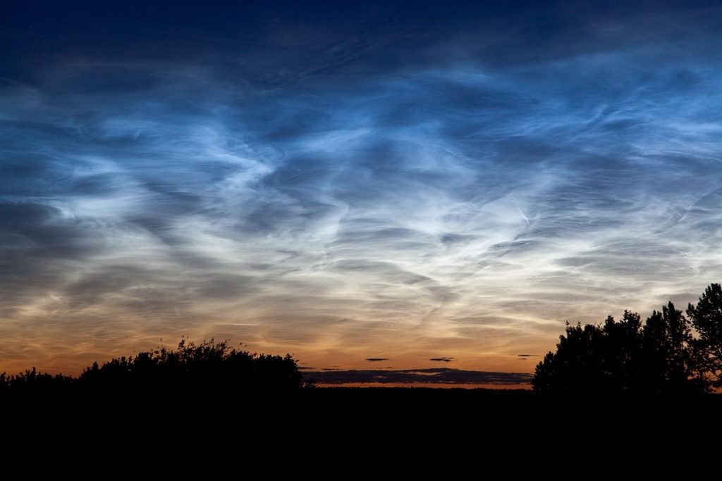 Nuvens que brilham à noite surgem na Argentina após erupção de Tonga