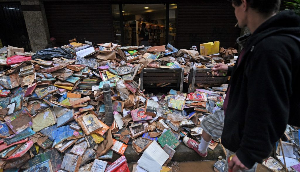 Um acervo inteiro de livros destruído pela chuva na cidade imperial