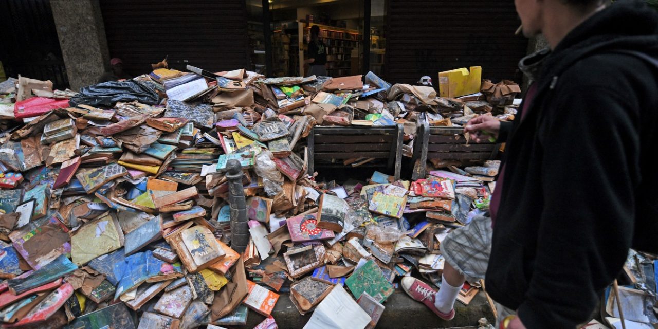 <span class="entry-title-primary">Um acervo inteiro de livros destruído pela chuva na cidade imperial</span> <h2 class="entry-subtitle">Milhares de exemplares foram perdidos com as inundações que atingiram os comércios de Petrópolis e uma das livrarias da cidade</h2>