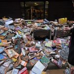 Um acervo inteiro de livros destruído pela chuva na cidade imperial