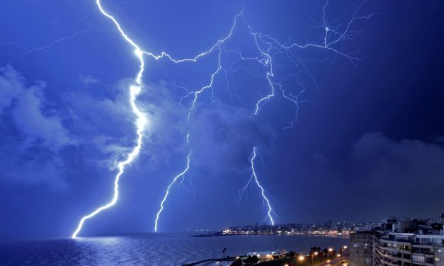 Fotografia registra a tempestade elétrica que atingiu Montevidéu