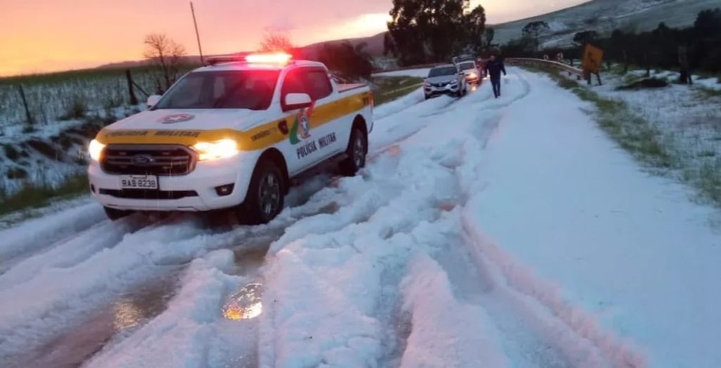 O que explica vários dias de temporais com estragos em Santa Catarina