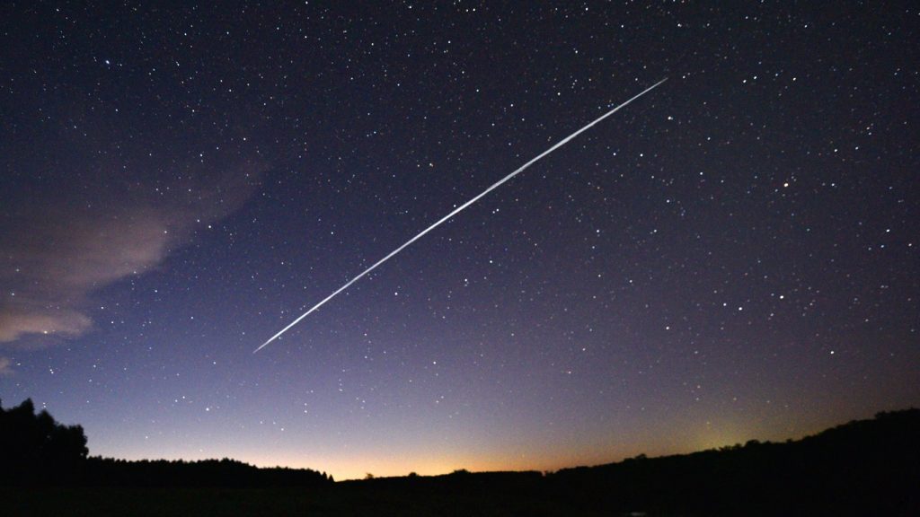 Cientistas estudam tempestade solar que derrubou satélites de Elon Musk