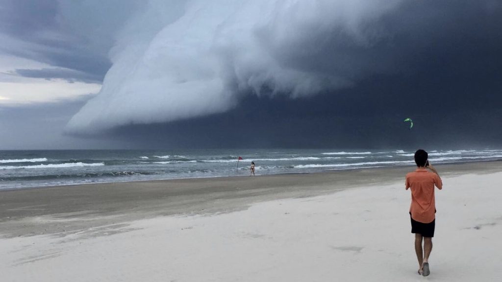Nuvens de tempestades nas praias dos litorais gaúcho e catarinense