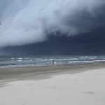 Nuvens de tempestades nas praias dos litorais gaúcho e catarinense