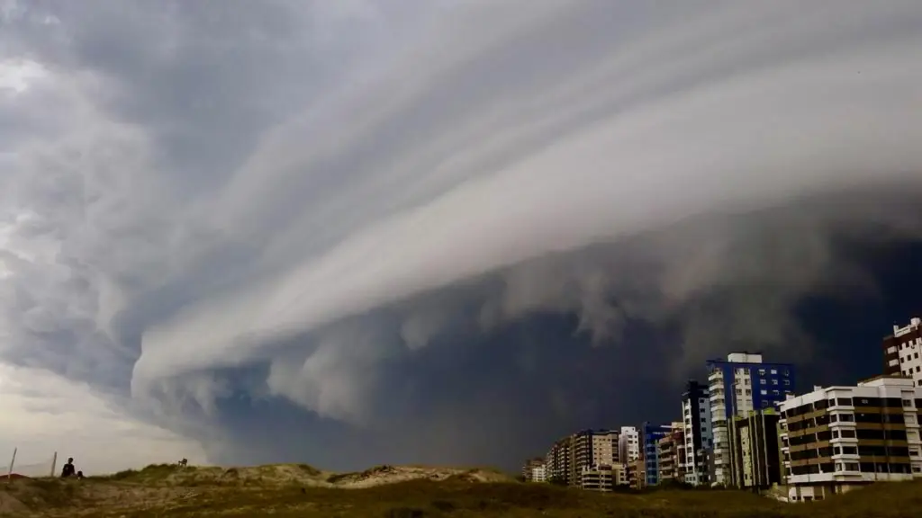 Ciclone e frente fria trarão chuva muito intensa e vários temporais
