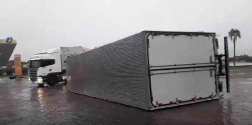 Vendavais, chuva intensa, inundações e estragos no Sul do Brasil