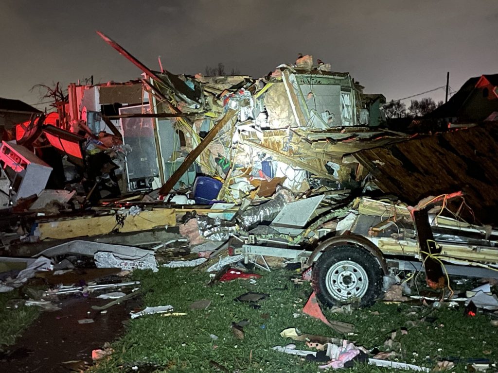 Tornado atravessa Nova Orleans e causa destruição
