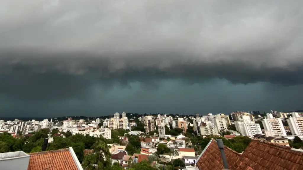 Porto Alegre tem mais chuva em uma hora que em fevereiro todo