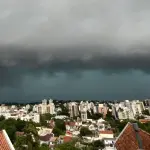 Porto Alegre tem mais chuva em uma hora que em fevereiro todo