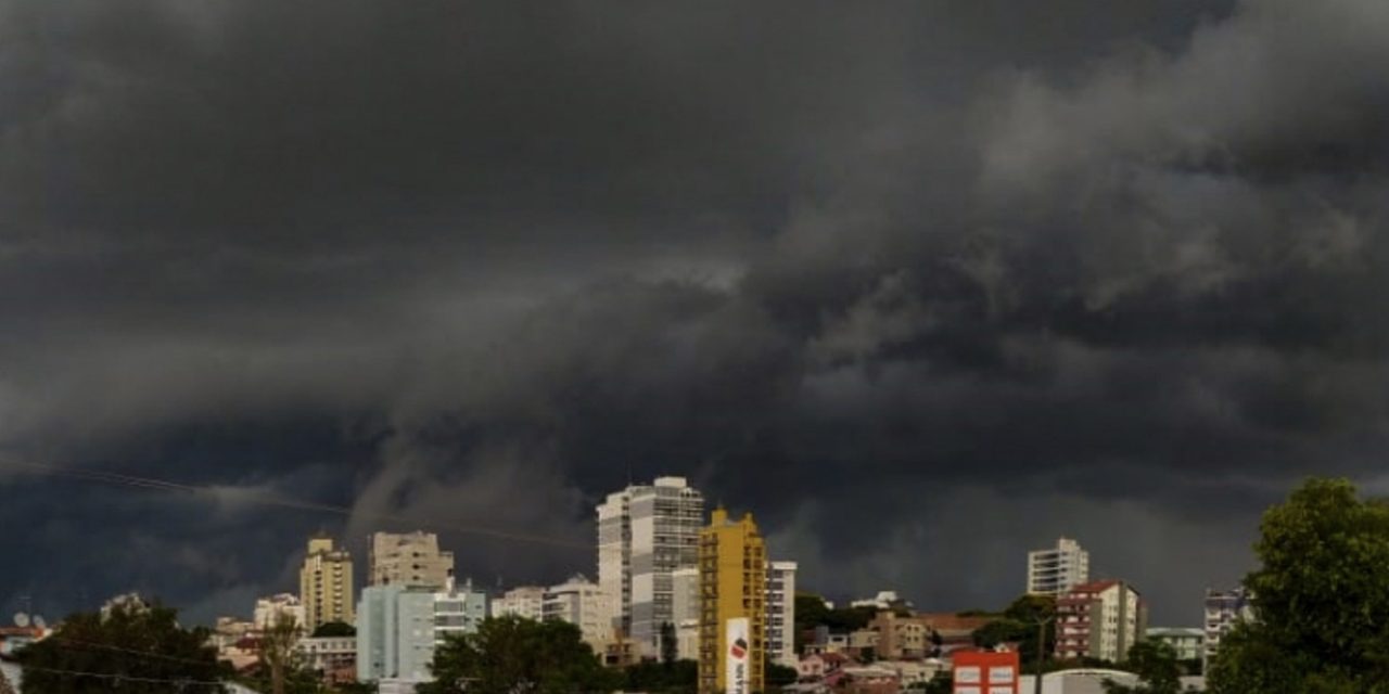 <span class="entry-title-primary">Risco de temporais prossegue em parte do Sul do Brasil</span> <h2 class="entry-subtitle">Presença de ar úmido entre o Norte gaúcho e o Paraná mantém o tempo instável com possibilidade de chuva e temporais</h2>