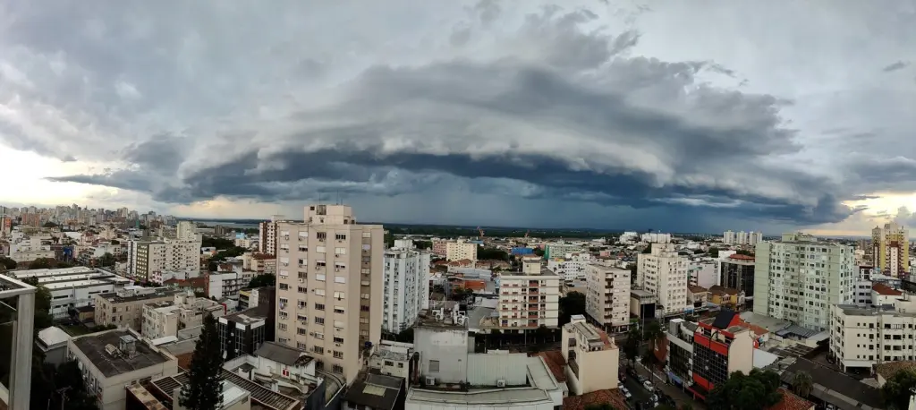Vendavais causam estragos e temporais vão prosseguir