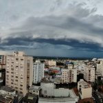 Vendavais causam estragos e temporais vão prosseguir