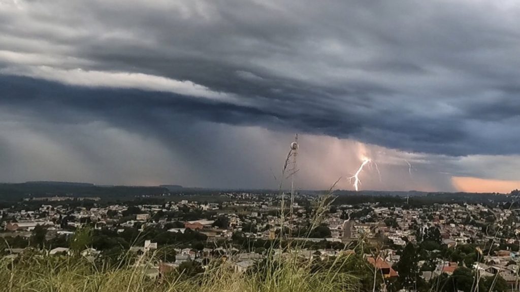 Veja a previsão do tempo para hoje e amanhã (18/03/2022)