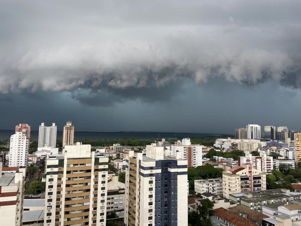 Semana terá calor, muita chuva, tempestades e uma frente fria