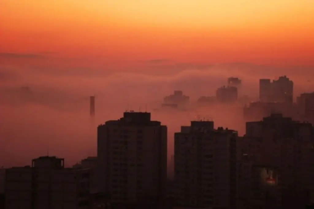 Primeiro dia com nevoeiro no outono climático