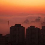 Primeiro dia com nevoeiro no outono climático